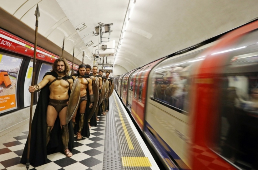 300 espartanos en el metro de Londres: el flash mob más genial