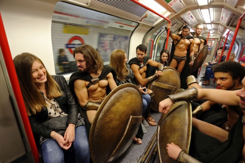 300 espartanos en el metro de Londres: el flash mob más genial