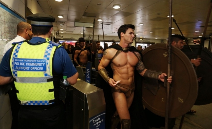 300 Spartans in the London Underground - the coolest flash mob