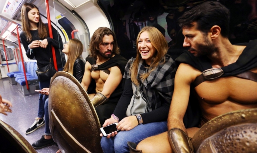 300 Spartans in the London Underground - the coolest flash mob