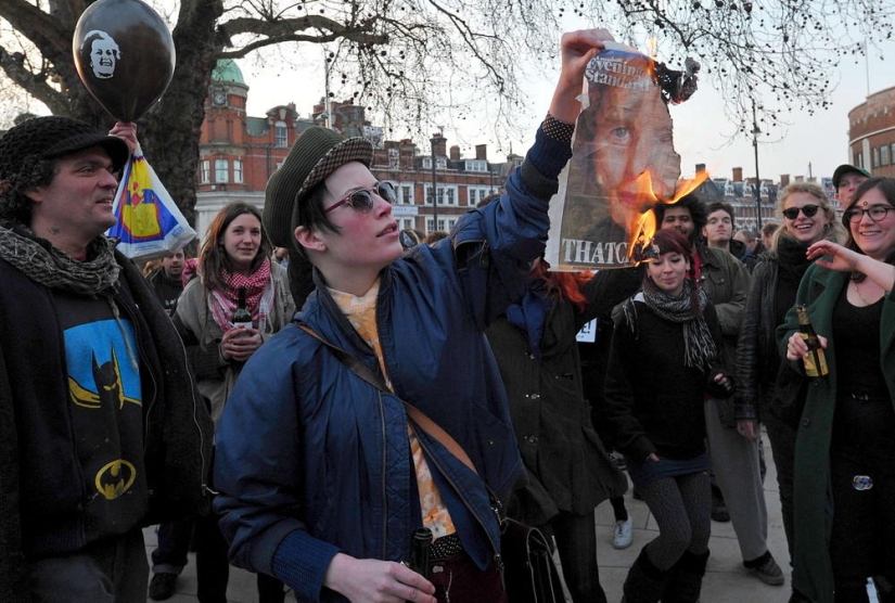'The old witch is dead' as demonstrators in Britain celebrate the death of Margaret Thatcher