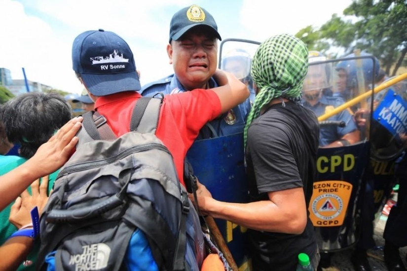 41 examples of preserving humanity in the face of danger