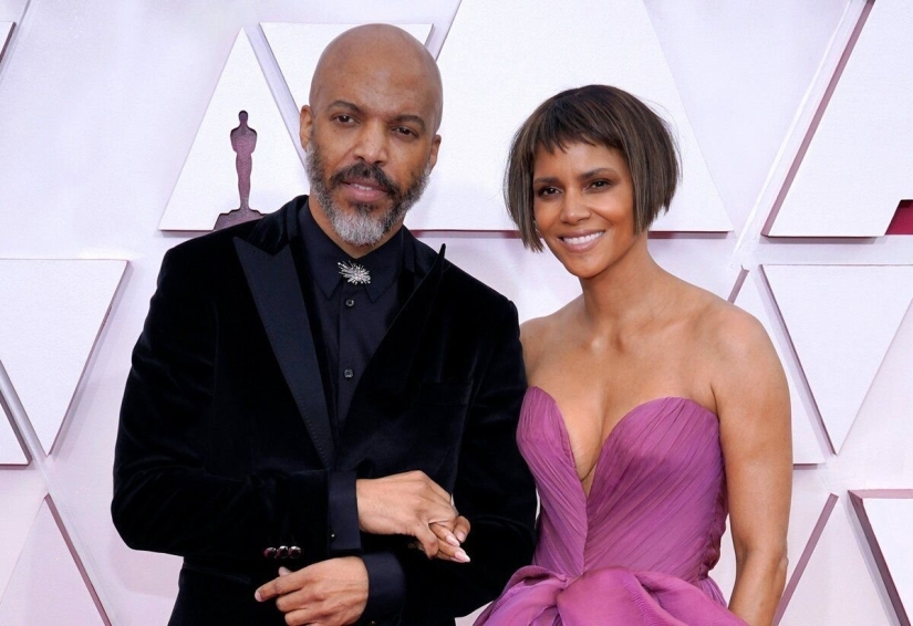 5 parejas de famosos en las que un hombre viste mejor que una mujer: ¿tú también lo crees? 5 parejas de famosos en las que un hombre viste mejor que una mujer: ¿tú también lo crees?