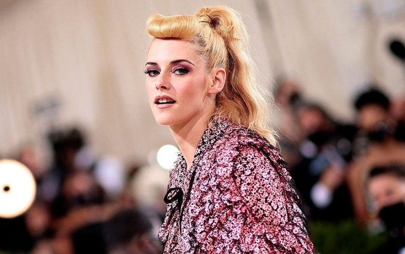 5 stars who plowed for fame, and 5 who got everything "on a silver platter"