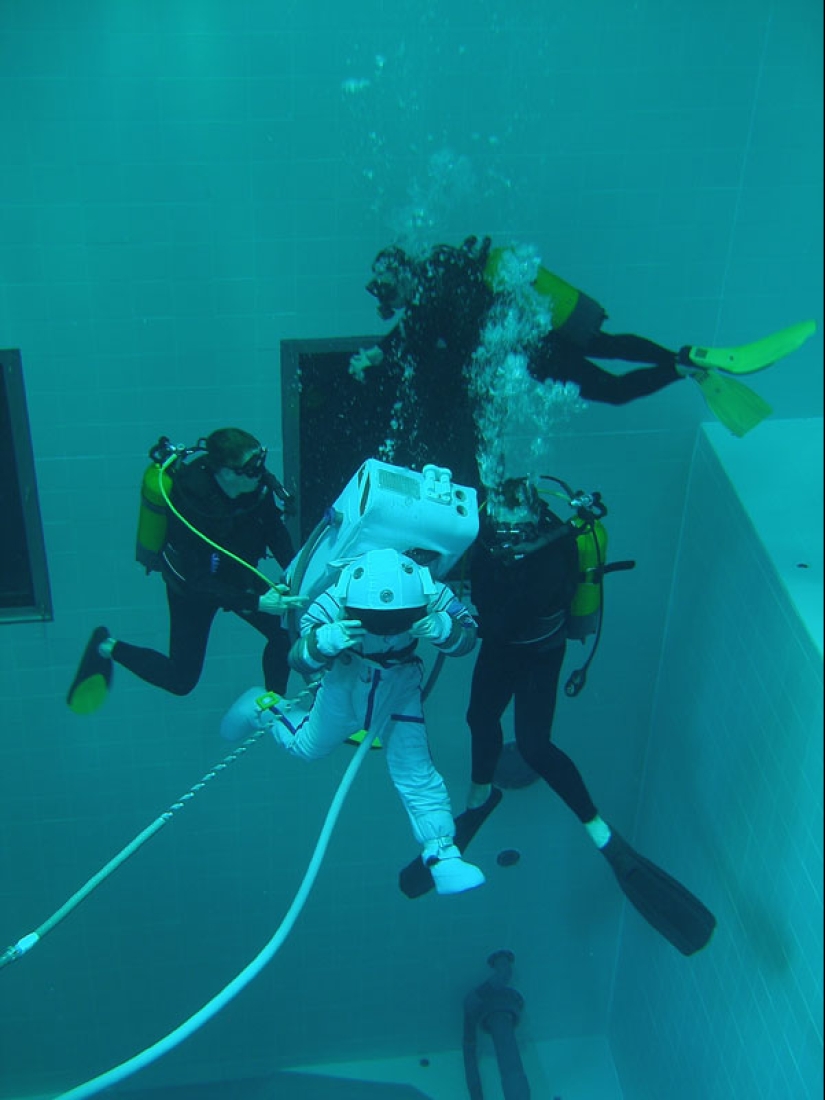 7 most amazing facts about the deepest pool in the world