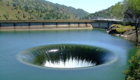 8 most impressive holes in the surface of the Earth