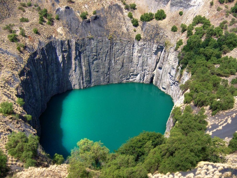 8 most impressive holes in the surface of the Earth 8 most impressive holes in the surface of the Earth