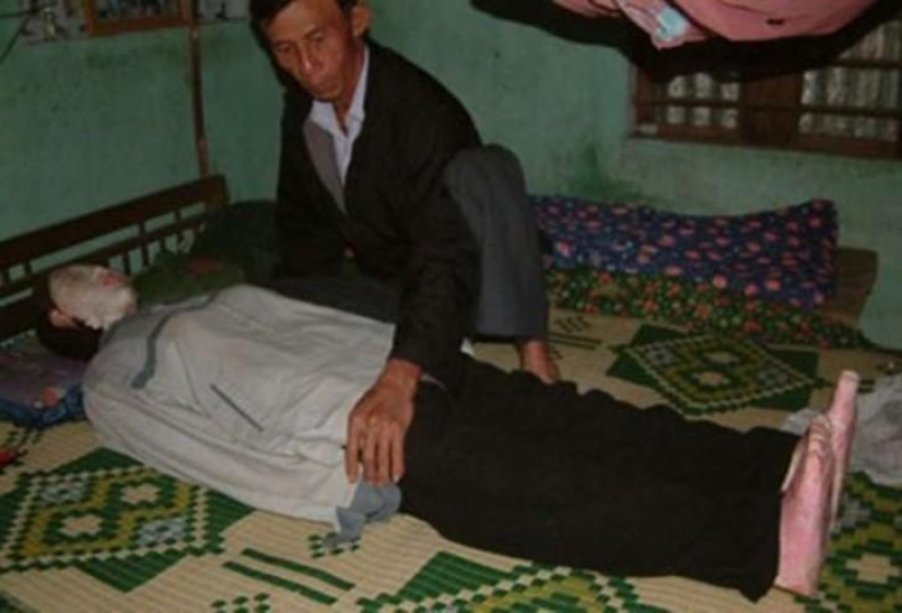 8 People Who Lived With Their Dead Relatives For Years