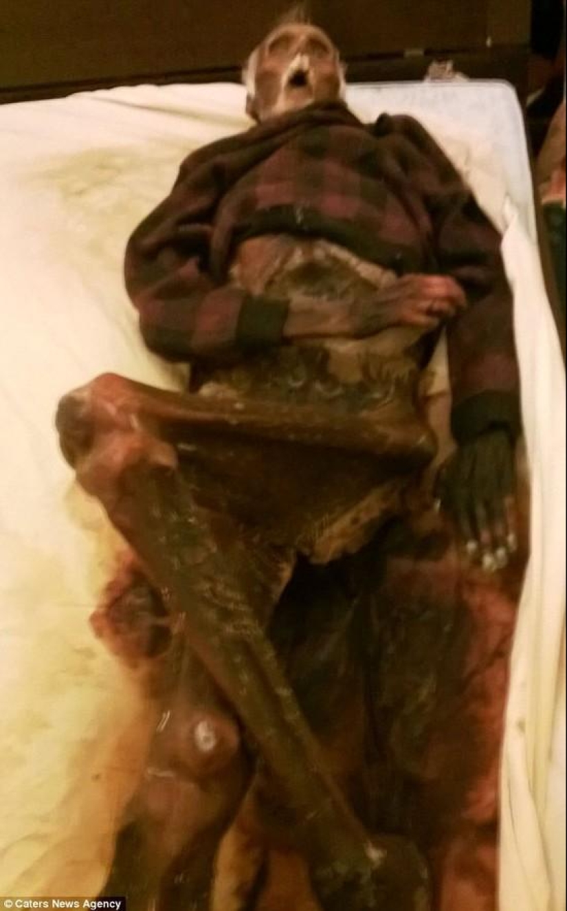 8 People Who Lived With Their Dead Relatives For Years
