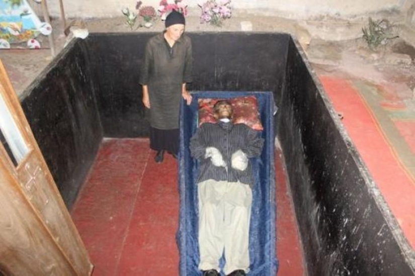 8 personas que vivieron con sus familiares muertos durante años