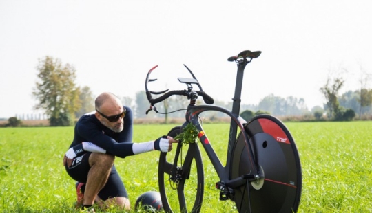 A bike that accelerates to 30 km/h in three pedal strokes