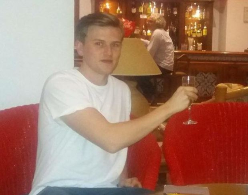 A British man with the help of a photo tells how bad it is for him in the Canaries without his girlfriend A British man with the help of a photo tells how bad it is for him in the Canaries without his girlfriend