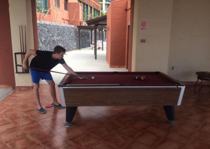 A British man with the help of a photo tells how bad it is for him in the Canaries without his girlfriend A British man with the help of a photo tells how bad it is for him in the Canaries without his girlfriend