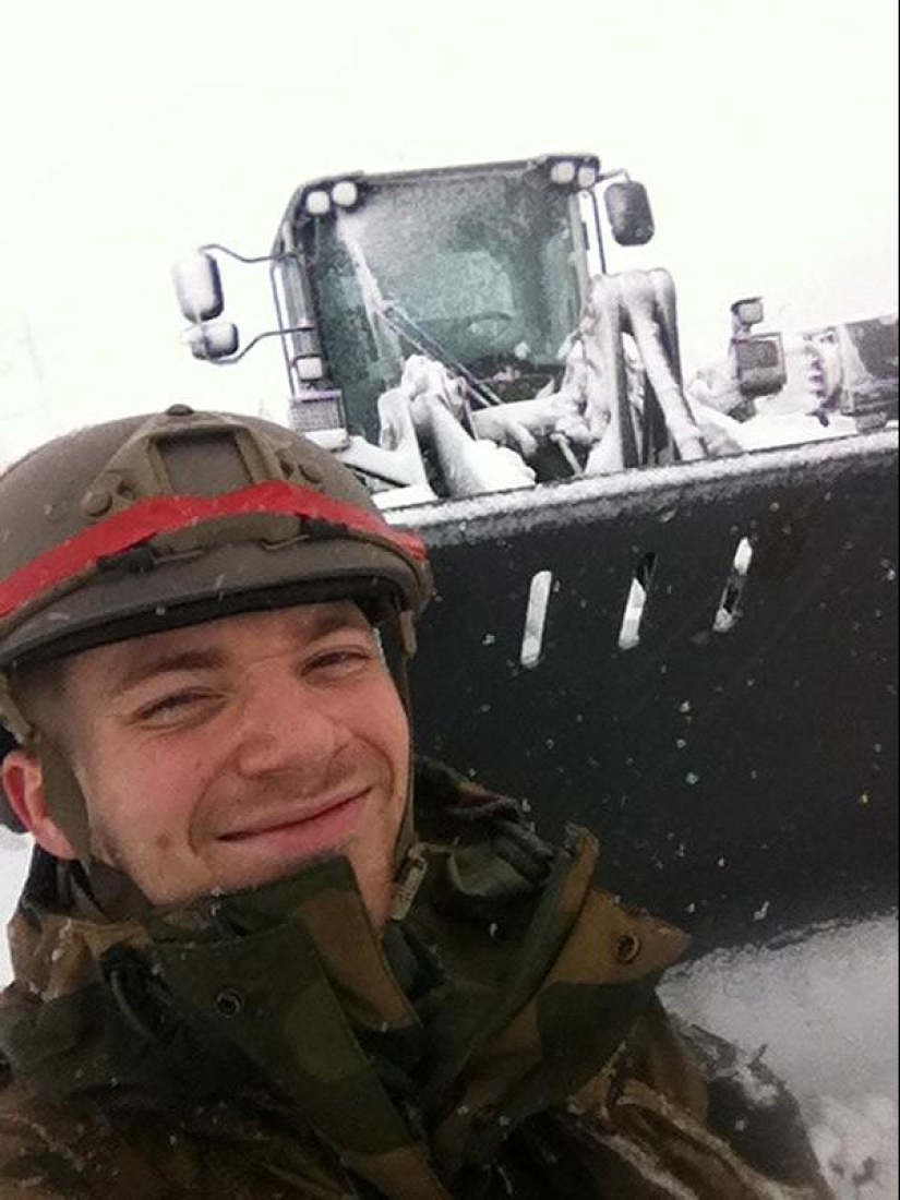 A collection of photos of soldiers from different countries has become a real hit on social networks A collection of photos of soldiers from different countries has become a real hit on social networks