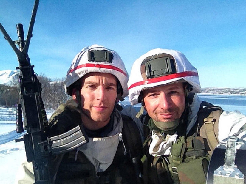 A collection of photos of soldiers from different countries has become a real hit on social networks A collection of photos of soldiers from different countries has become a real hit on social networks