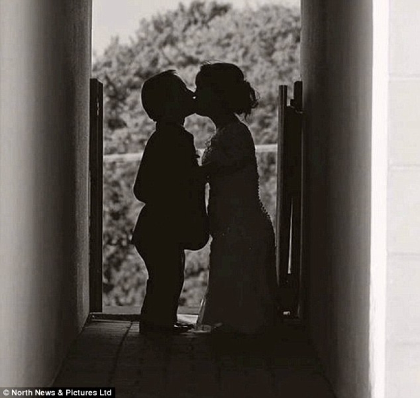 A couple of dwarfs who met while participating in a play on "Snow White" played a fabulous wedding