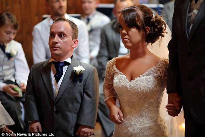 A couple of dwarfs who met while participating in a play on "Snow White" played a fabulous wedding
