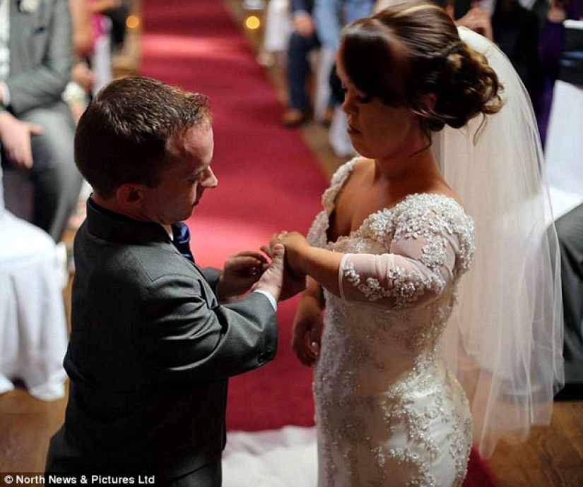 A couple of dwarfs who met while participating in a play on "Snow White" played a fabulous wedding