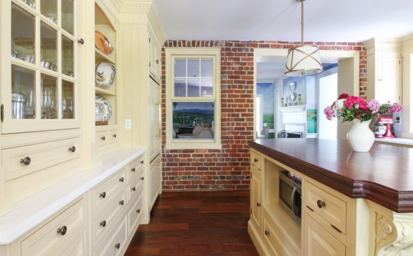 A couple reconstructed the house in the romantic style of Jane Austen