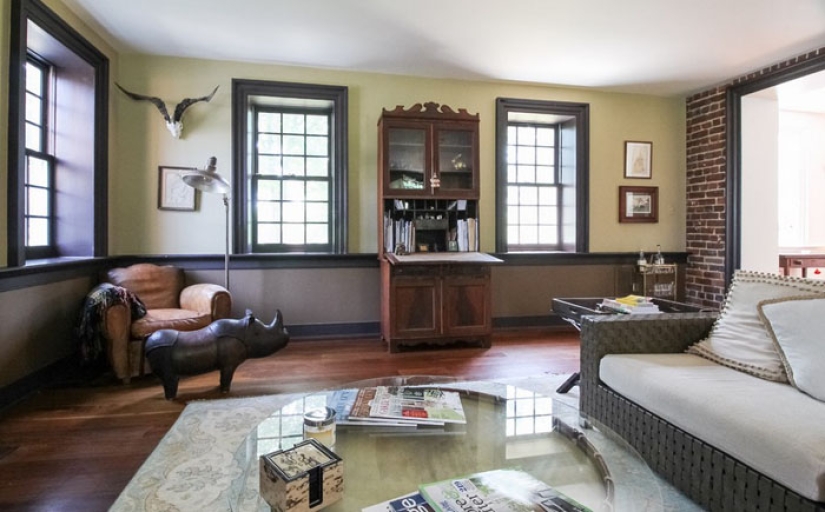 A couple reconstructed the house in the romantic style of Jane Austen