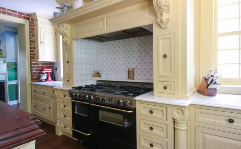 A couple reconstructed the house in the romantic style of Jane Austen