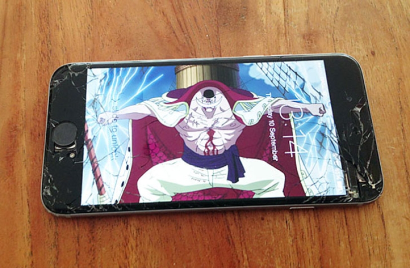 A creative way to "fix" a hopelessly broken smartphone screen