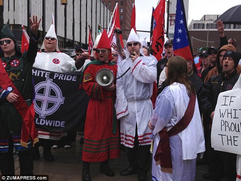 A dark-skinned hero convinced 200 people to leave the Ku Klux Klan by simply making friends with racists