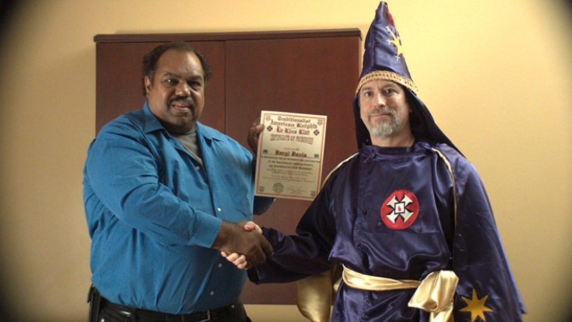 A dark-skinned hero convinced 200 people to leave the Ku Klux Klan by simply making friends with racists
