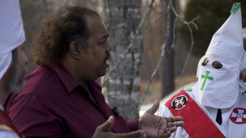 A dark-skinned hero convinced 200 people to leave the Ku Klux Klan by simply making friends with racists