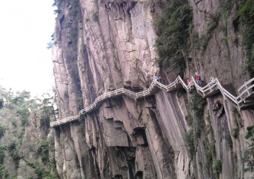 A dizzying pedestrian road in China's Yellow Mountains A dizzying pedestrian road in China's Yellow Mountains