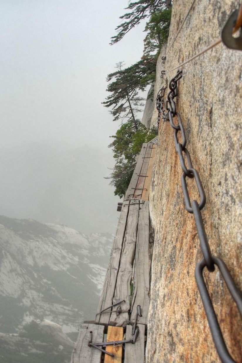 A dizzying pedestrian road in China's Yellow Mountains A dizzying pedestrian road in China's Yellow Mountains