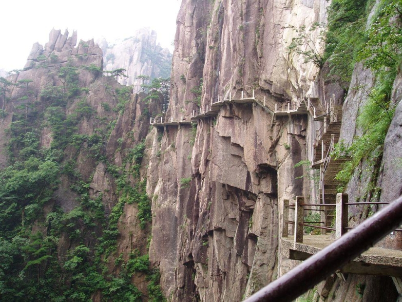 A dizzying pedestrian road in China's Yellow Mountains A dizzying pedestrian road in China's Yellow Mountains