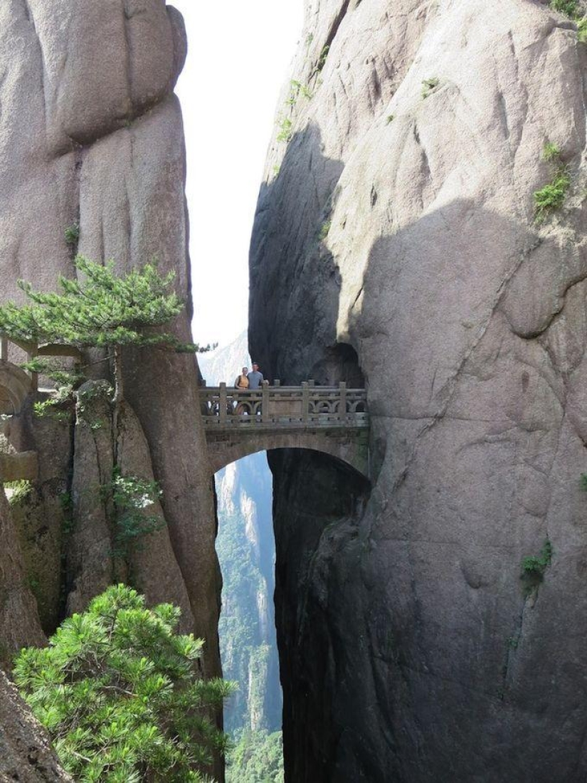 A dizzying pedestrian road in China's Yellow Mountains A dizzying pedestrian road in China's Yellow Mountains