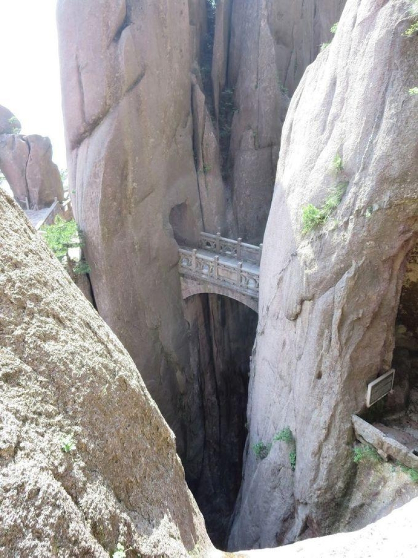 A dizzying pedestrian road in China's Yellow Mountains A dizzying pedestrian road in China's Yellow Mountains