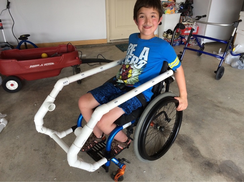 A father creates costumes for his son&#39;s wheelchair