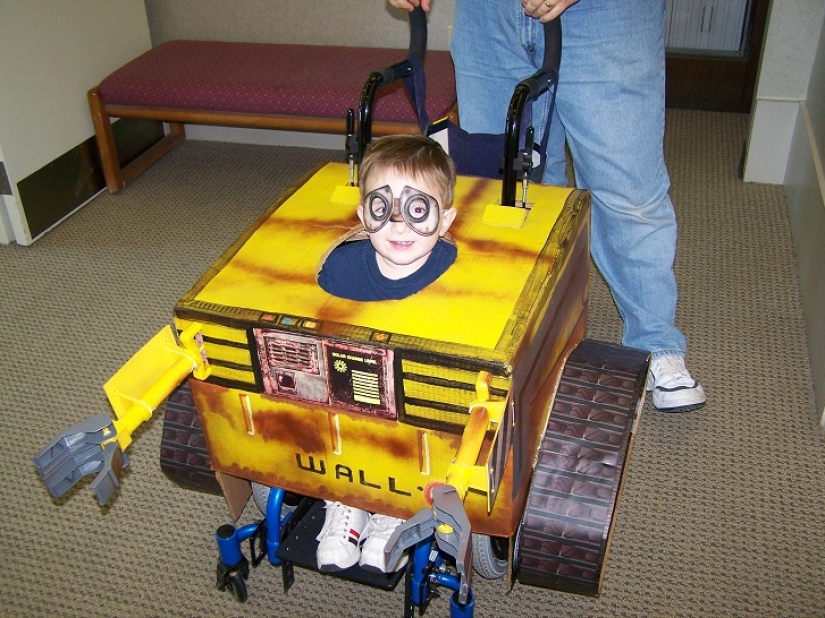 A father creates costumes for his son&#39;s wheelchair