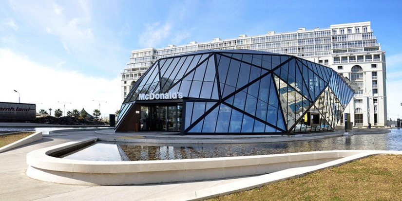 A futuristic McDonald&#39;s was built in Batumi