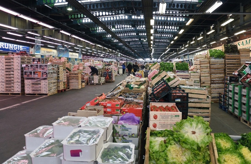 A giant market where the best French chefs shop