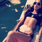 A girl suffering from a serious illness has become an Internet sensation