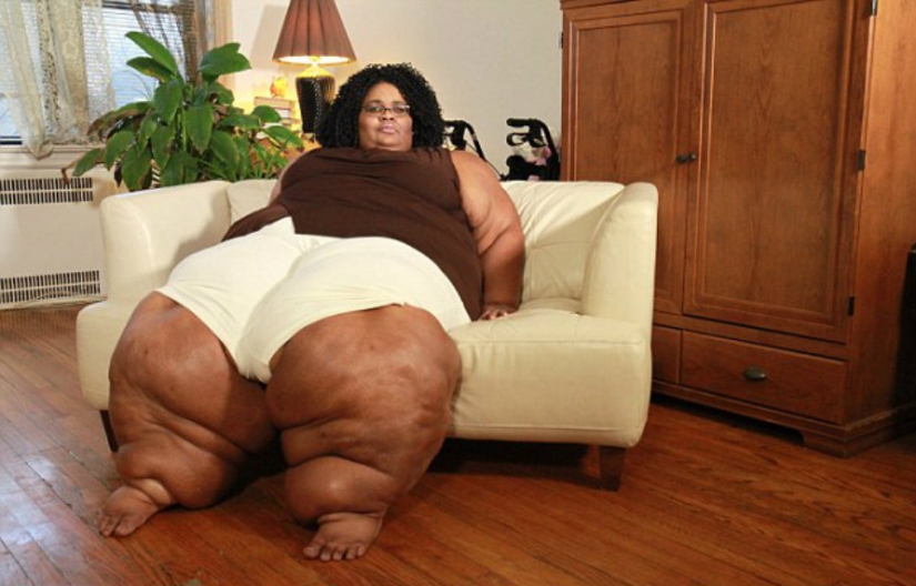 A girl with huge legs also dreams of a beautiful wedding A girl with huge legs also dreams of a beautiful wedding
