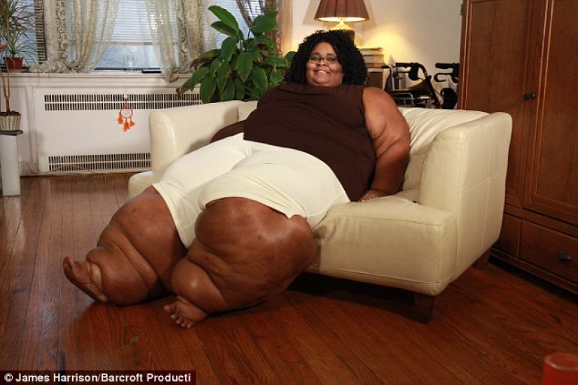 A girl with huge legs also dreams of a beautiful wedding A girl with huge legs also dreams of a beautiful wedding