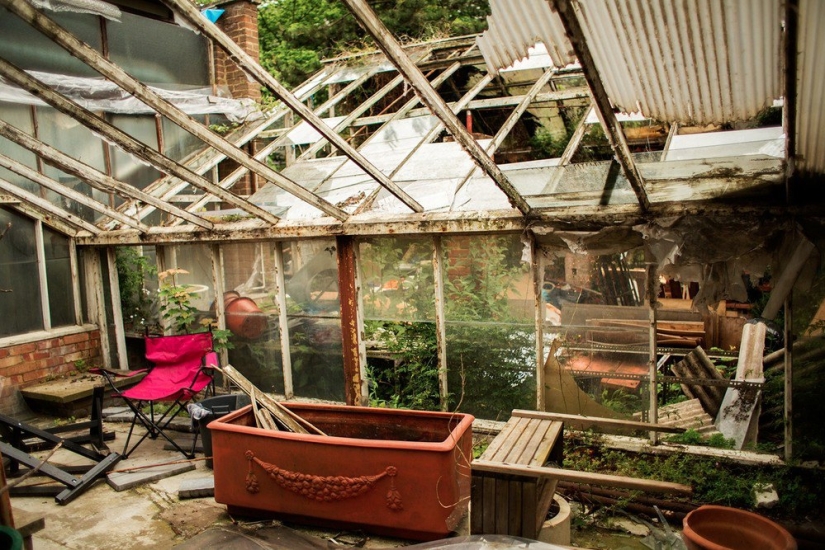 A guide to London squats in a photography project by Corinna Kern