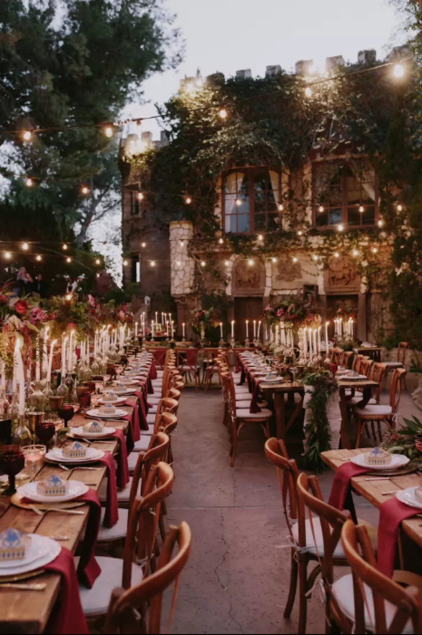 A Harry Potter-style wedding: owls, a castle and magic wands