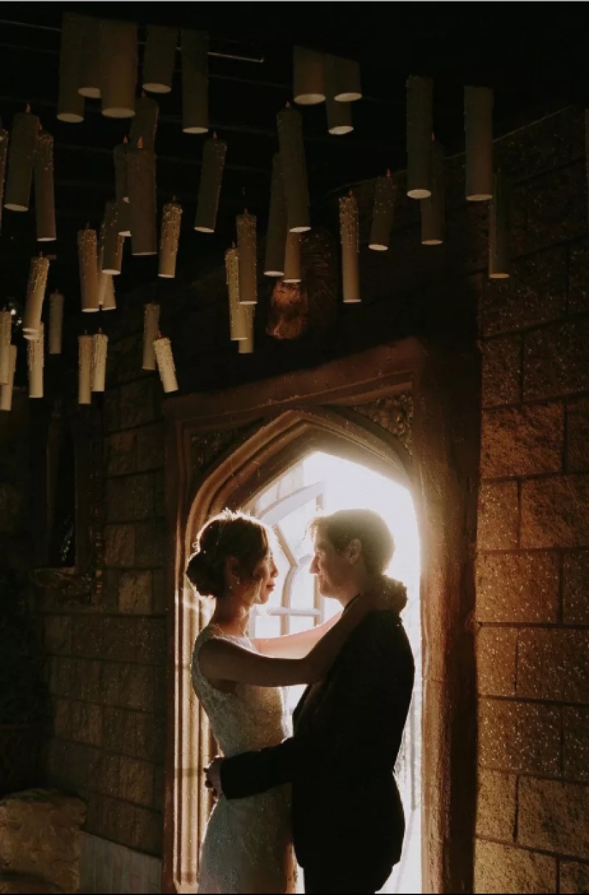 A Harry Potter-style wedding: owls, a castle and magic wands