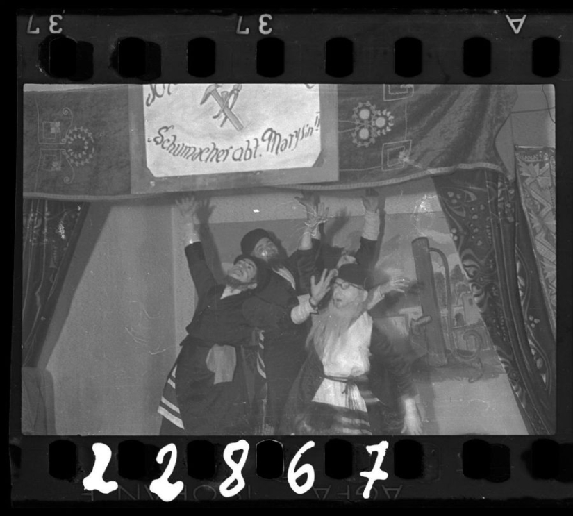 A Jewish photographer captured life in a ghetto in occupied Poland at his own risk
