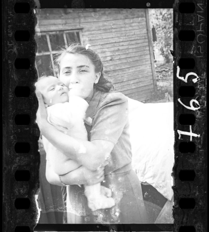 A Jewish photographer captured life in a ghetto in occupied Poland at his own risk