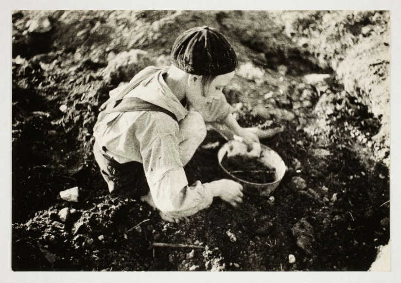 A Jewish photographer captured life in a ghetto in occupied Poland at his own risk