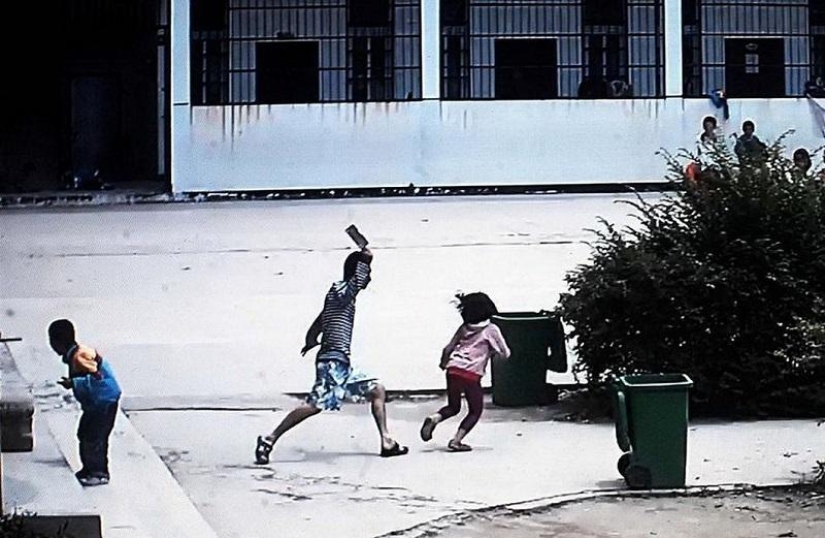 A man with a knife attacked schoolchildren in China