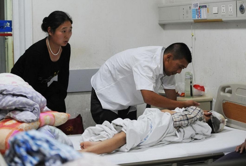 A man with a knife attacked schoolchildren in China