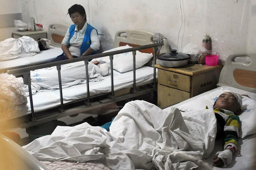 A man with a knife attacked schoolchildren in China